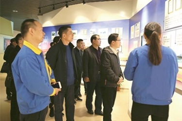 貴州省黔東南州委常委、榕江縣縣委書記賀代宏一行到公司參觀學(xué)習(xí)考察